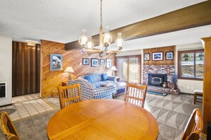 Televisión y chimenea 