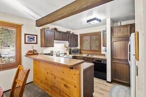 Cookware/dishes/utensils - Wildflower 67: Close town and green line shuttle (Mammoth Lakes)