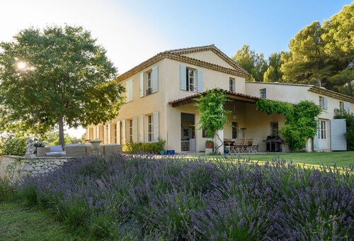 Cottage in Grounds of Bastide with pool and tennis walking distance from Aix