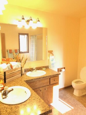 وحدات دش مع أحواض استحمام، مجففات شعر، مناشف، صابون