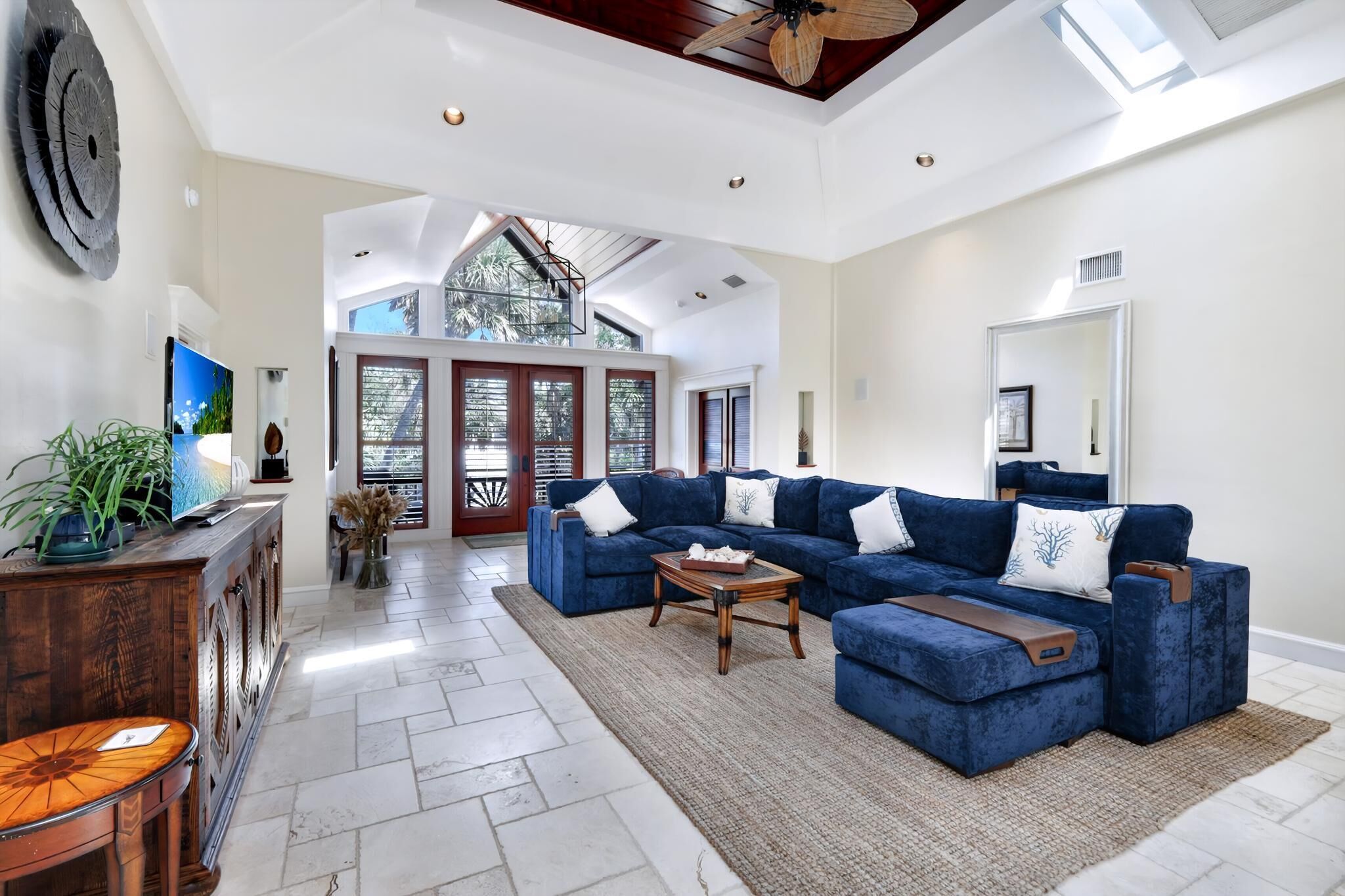 تلفزيون بشاشة مسطحة