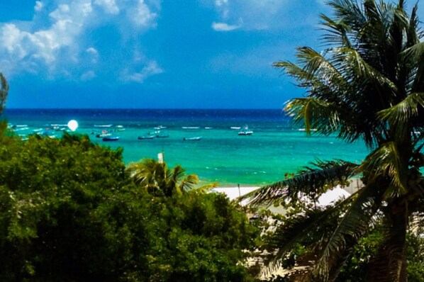 Plage, chaises longues, serviettes de plage