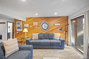 Televisión y chimenea 