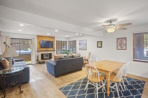 Televisión y chimenea 