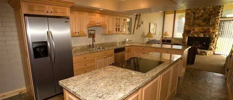 Kylskåp, mikrovågsugn, ugn och spishäll