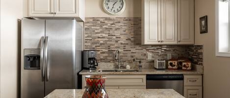 Een koelkast, een microgolfoven, een oven, een kookplaat