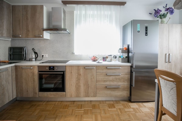 Fridge, oven, stovetop, dishwasher
