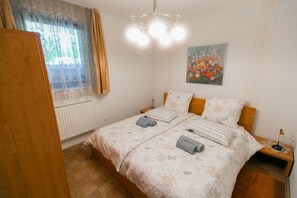 1 bedroom, travel cot, free WiFi, bed sheets