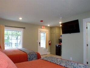 1 bedroom, iron/ironing board, free WiFi, bed sheets - Downtown Branson Cottage (Branson)