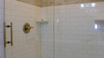 Ducha, secador de pelo, toallas