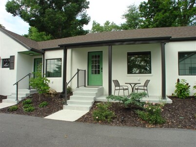 Downtown Branson Cottage 