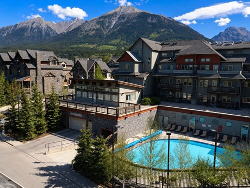 Outdoor Pool, 3 Hot tubs, Gym. Warm and Welcoming