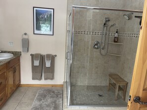 Een douche, een bubbelbad, een haardroger, handdoeken