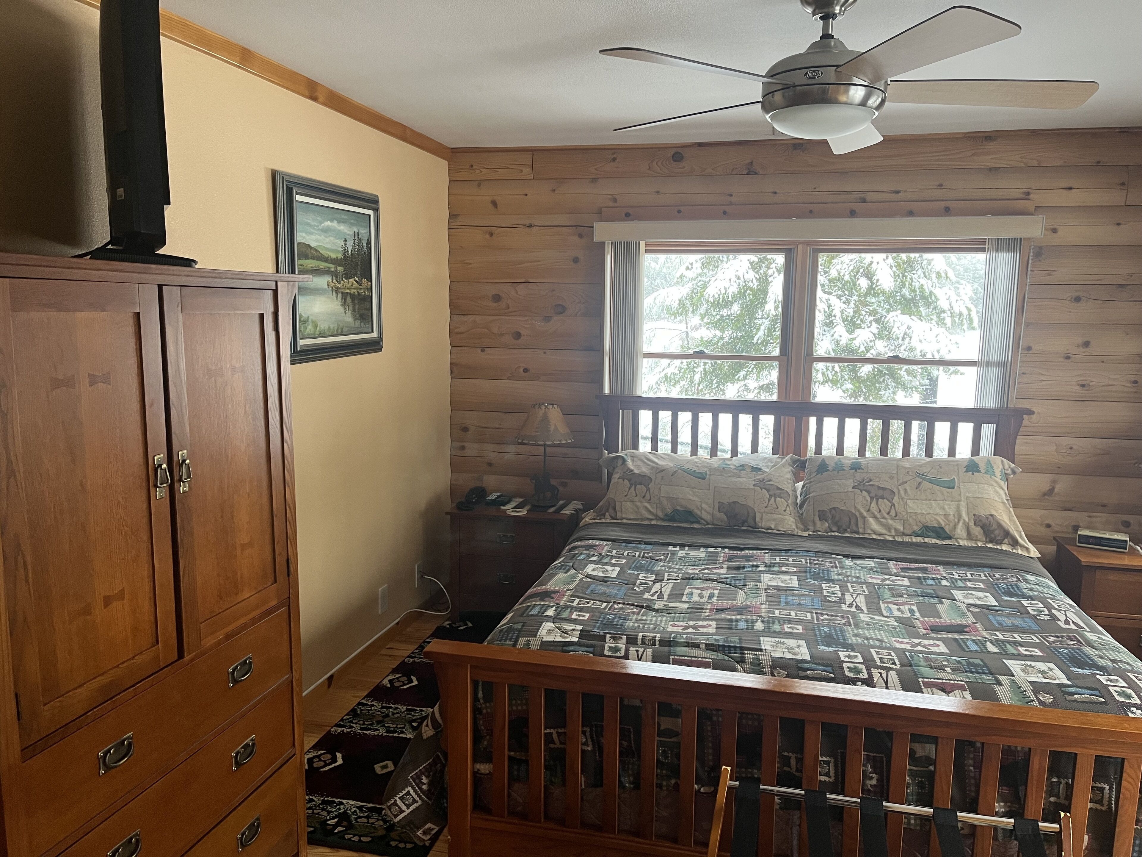 3 habitaciones, escritorio y tabla de planchar con plancha 