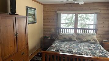 3 habitaciones, escritorio y tabla de planchar con plancha