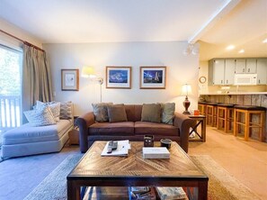 Televisión, chimenea y futbolito 