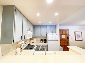 Private kitchen - Chamonix 53: Walk To Canyon Lodge (Mammoth Lakes)