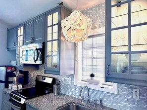 KĂŒhlschrank, Mikrowelle, Ofen, Herdplatte