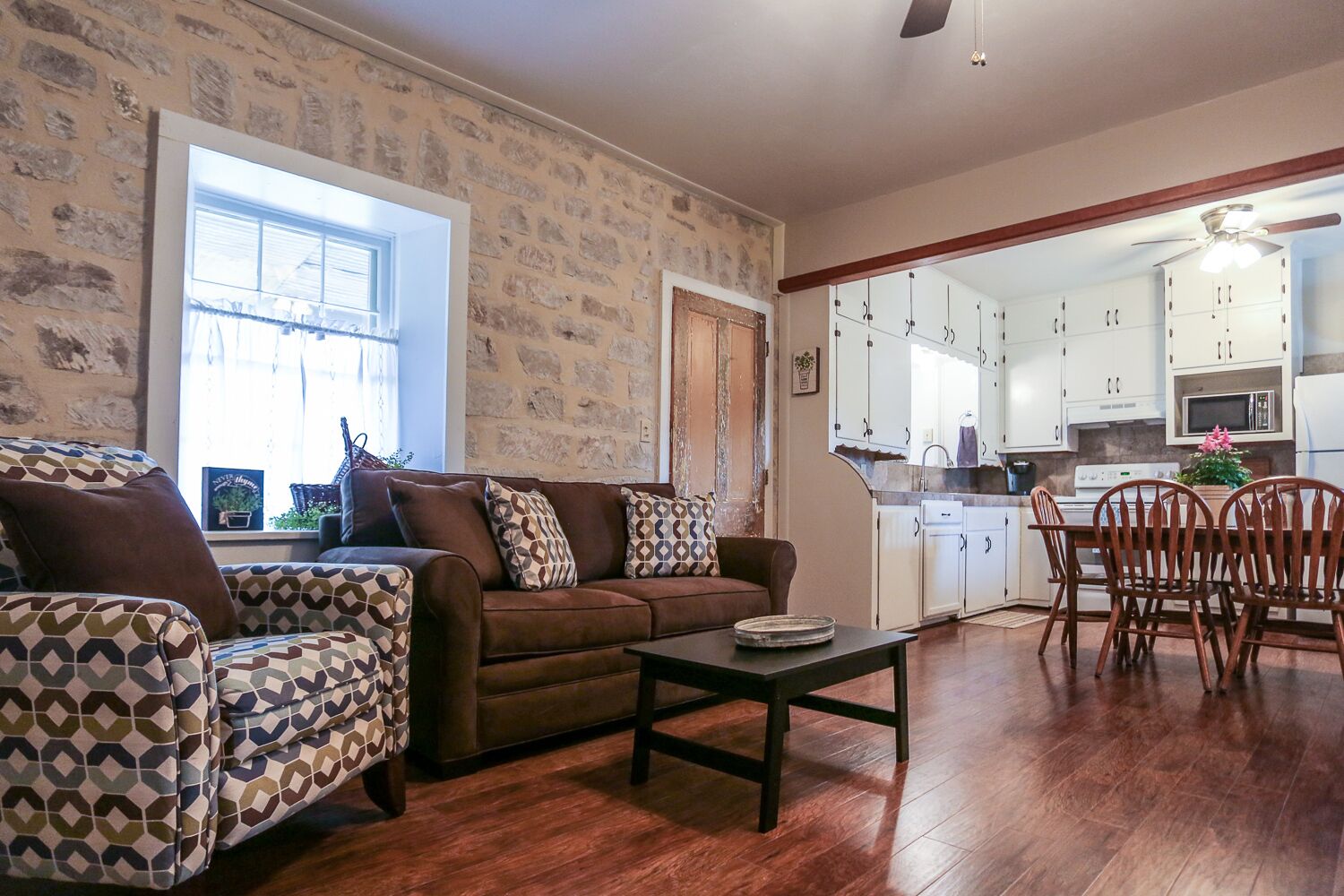 Televisión y chimenea 