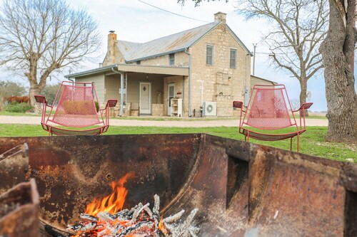 L&L River Haus | 2/2 Country Farmhouse | River Access | Hill Country Views