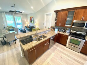 Kjøleskap, mikrobølgeovn, ovn og kokeplater