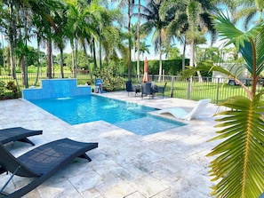 A heated pool - Swans Nest East -2BDRM Tropical Oasis / Heated Pool (Lake Worth)