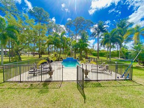 A heated pool - Swans Nest East -2BDRM Tropical Oasis / Heated Pool (Lake Worth)