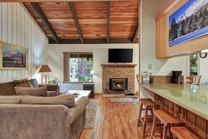 TV, fireplace