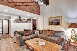 Televisión y chimenea 