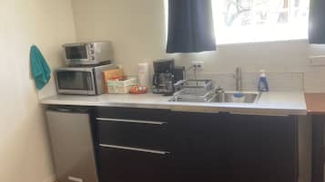 Refrigerador, microondas, cafetera y tetera y tetera eléctrica