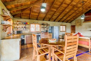 Kühlschrank, Ofen, Herdplatte, Wasserkocher mit Kaffee-/Teezubehör