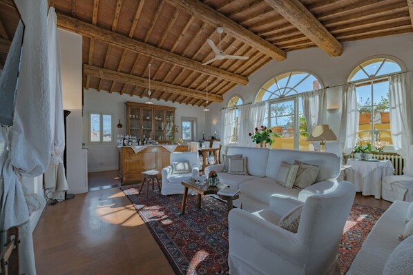 Smart TV, books, stereo