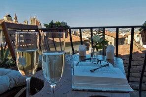Outdoor dining - Unparalleled panoramic rooftop views & complimentary wine for all guests! (Firenze)
