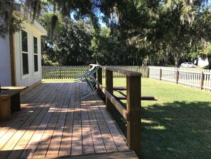 Terrace/patio - Mermaid Cottage in Beautiful Downtown St Marys GA- Gateway to Cumberland Island (St Marys)