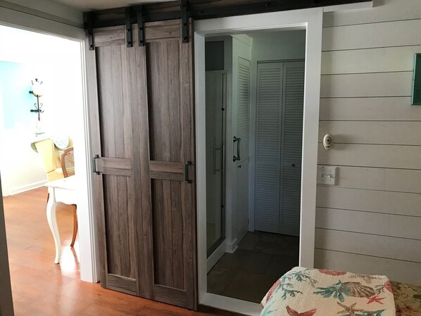 1 chambre, bureau, fer et planche à repasser, accès au Wi-Fi (inclus)