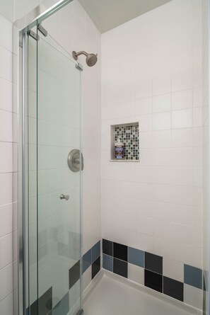 Shower, hair dryer, heated floors, towels - Charming Fireplace! Walk to Alberta Arts SilverStar cottage in NE Portland. (Portland)
