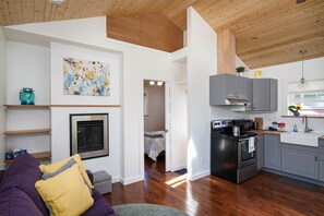 Interior - Charming Fireplace! Walk to Alberta Arts SilverStar cottage in NE Portland. (Portland)