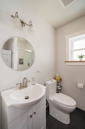 Shower, hair dryer, heated floors (bathroom), towels - Charming Fireplace! Walk to Alberta Arts SilverStar cottage in NE Portland. (Portland)