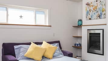 1 多间卧室、办公桌、熨斗/熨衣板、旅行婴儿床