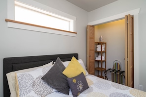 1 bedroom, desk, iron/ironing board, travel crib - Charming Fireplace! Walk to Alberta Arts SilverStar cottage in NE Portland. (Portland)