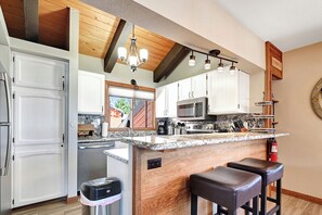 Cookware/dishes/utensils, dining tables - Sunrise 1: Upgraded, Mountain Views (Mammoth Lakes)