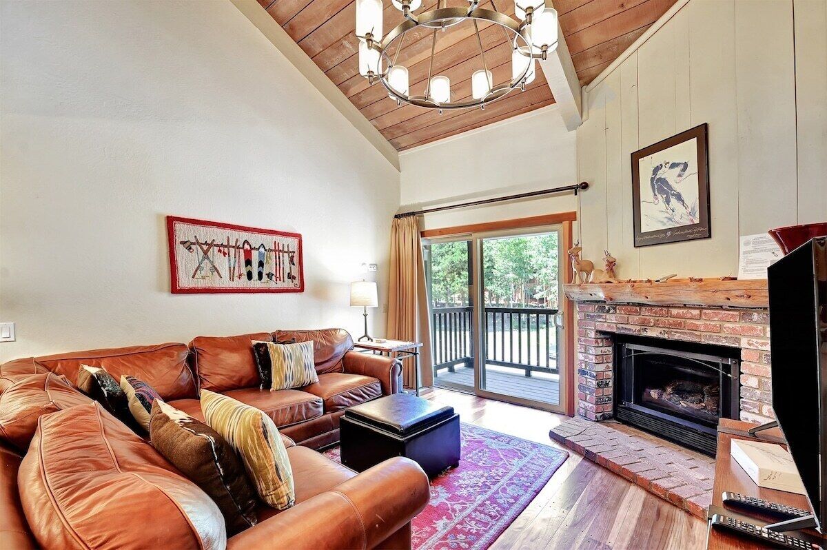 电视、壁炉、桌上足球