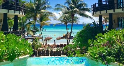 OceanFront condo, private hot tub, washer dryer ! Minutes walk to restaurants.