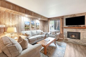 Televisión y chimenea 