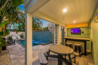 Private Pool/Spa in Siesta Key Village, Steps to the Beach! Island Time West