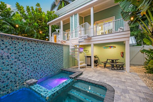 JUST One Block From Beach and One Block From Village – Island Time West