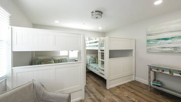 3 bedrooms, iron/ironing board, internet, bed sheets