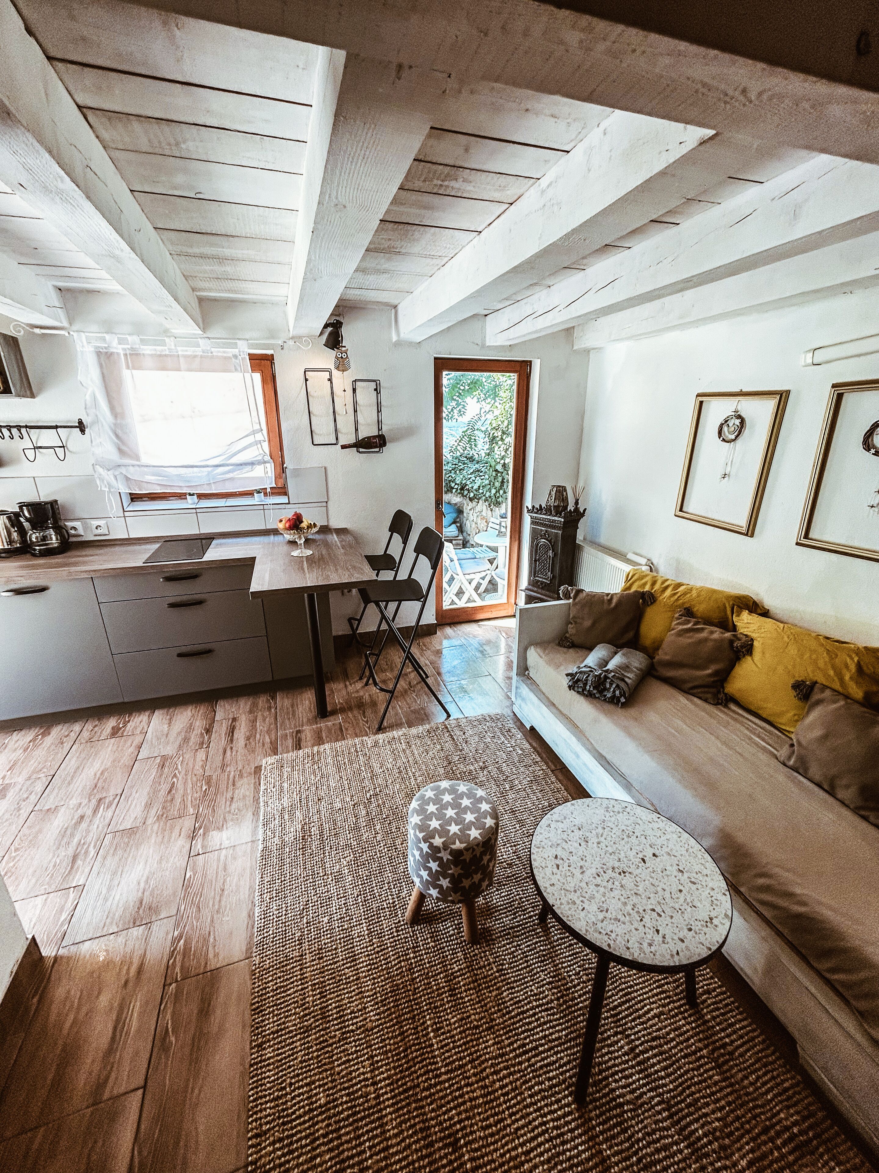 Télévision à écran plat, cheminée, livres, chaîne hi-fi