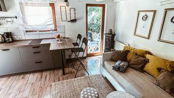 Télévision à écran plat, cheminée, livres, chaîne hi-fi