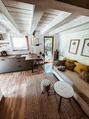 Flat-screen TV, fireplace, books, stereo